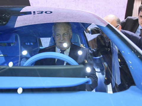 Johann Schneider-Ammann se complaît parmi les voitures