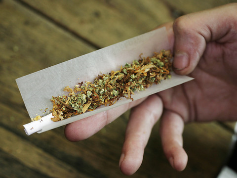 Le cannabis légal embarrasse la police et ouvre une brèche