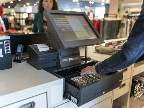 Les salaires du personnel de vente ont baissé, selon l'USS