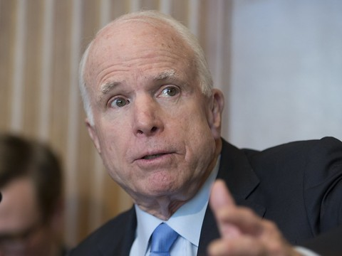 Ecoutes téléphoniques: McCain enjoint Trump de prouver ses dires