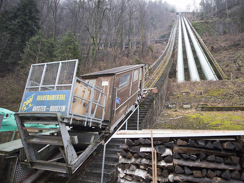 Un ancien funiculaire prend le relais de la route coupée à Bristen