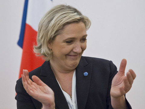Marine Le Pen toujours devant Emmanuel Macron au premier tour