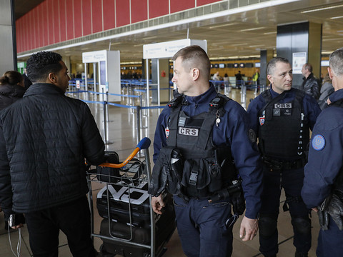 Attaque à Orly: deux proches de l'assaillant restent en garde à vue