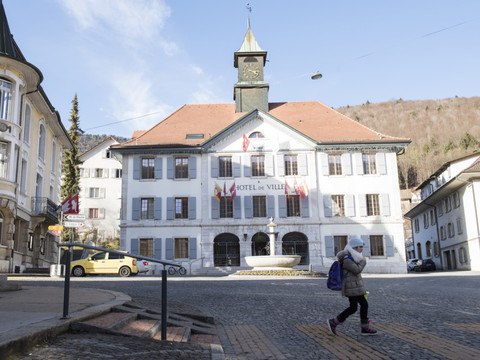 Autonomistes et antiséparatistes fêtent sans agressivité à Moutier