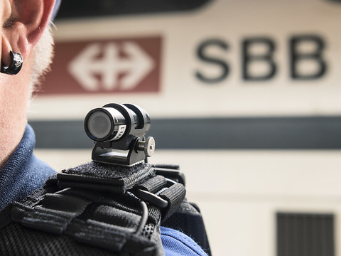Des mini-caméras pour la police des transports à Lausanne et Zurich