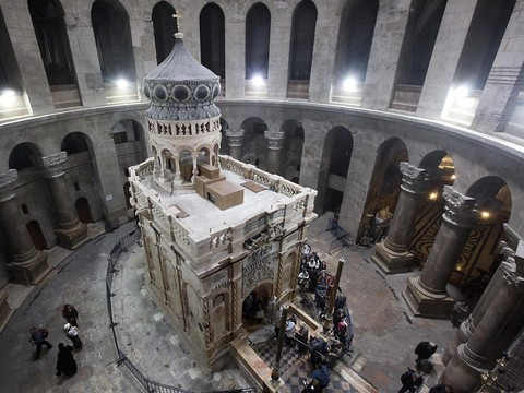 Le tombeau du Christ dévoile ses nouvelles couleurs à Jérusalem