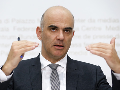 Alain Berset veut économiser 700 millions dans les tarifs médicaux
