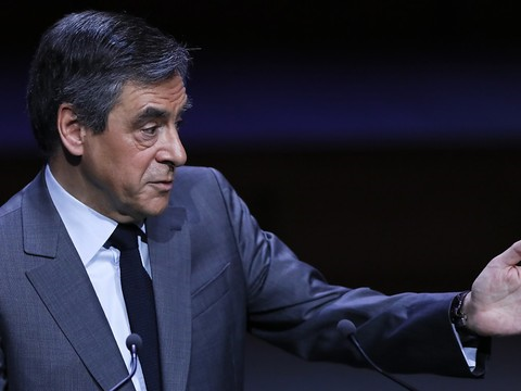 Fillon met en cause Hollande dans les affaires le concernant