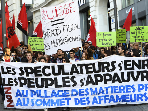 Environ 300 personnes manifestent contre le Sommet des matières premières