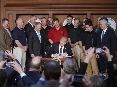 Trump signe un décret abrogeant des mesures d'Obama sur le climat