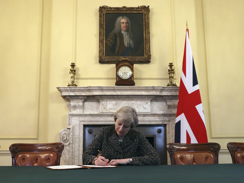 Theresa May a signé la lettre qui va déclencher le Brexit