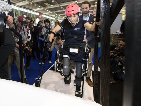 L'exosquelette de l'EPFL crée l'événement au Salon des inventions