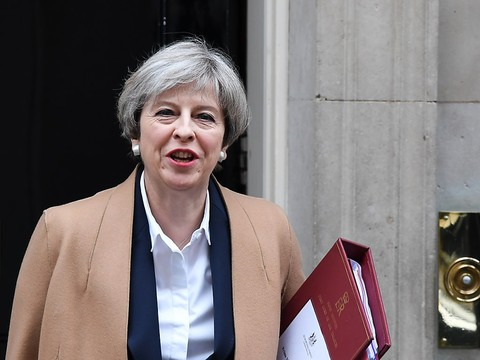 Theresa May tente de rassurer ses alliés dans la presse européenne