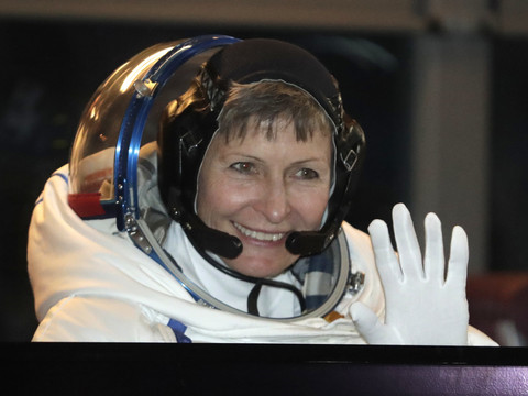 Peggy Whitson devient la femme avec le plus de sorties spatiales