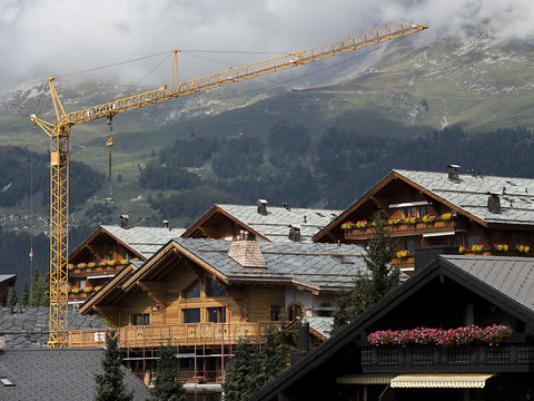 Trop de logements de vacances à Crans-Montana, pas assez à Gruyères