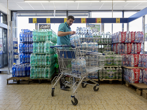 La consommation d'eau minérale a stagné en Suisse en 2016