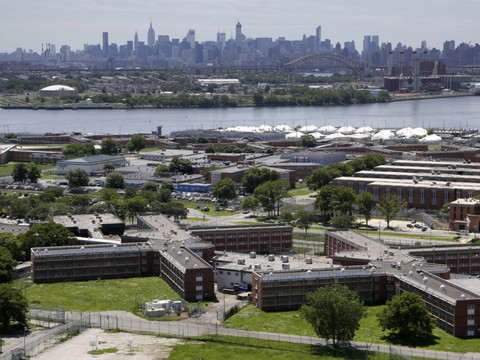 Le maire de New York veut fermer la célèbre prison de Rikers Island