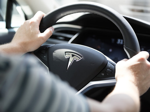 Tesla dépasse les prévisions avec 25'000 véhicules livrés