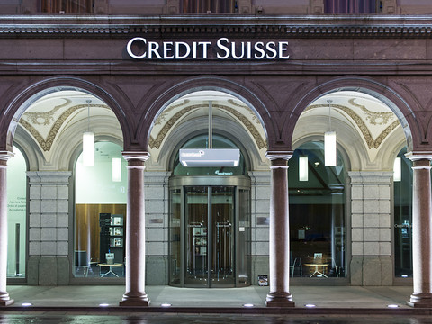 Credit Suisse place des publicités pour rappeler sa tolérance zéro
