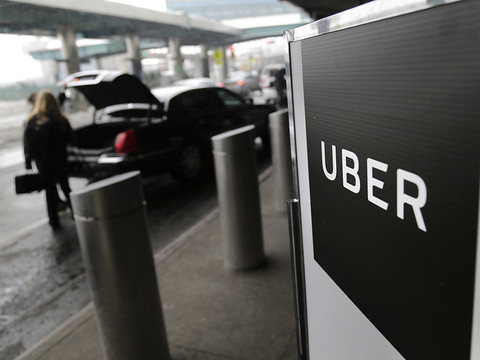 Protestation contre les CFF et La Poste qui collaborent avec Uber