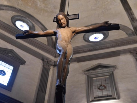 Un crucifix de Michel-Ange retrouve une église de Florence