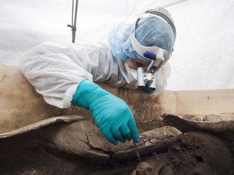 Sarcophage romain en plomb découvert intact près d'Augusta Raurica