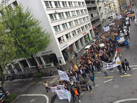 Des élèves manifestent à Lucerne contre la politique de formation