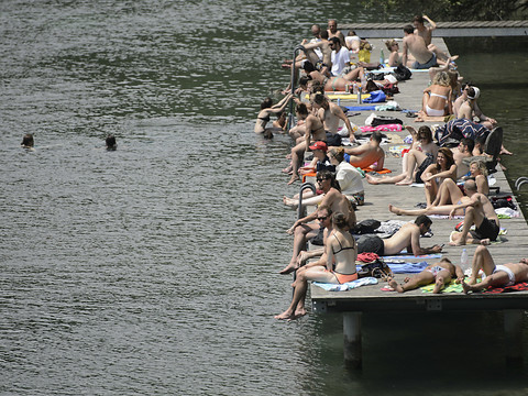 Les femmes peuvent se baigner seins nus dans les eaux genevoises