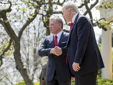 A Washington le roi de Jordanie salue le 