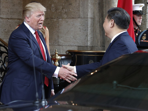 Trump accueille Xi à Mar-a-Lago, premier face-à-face sous tension