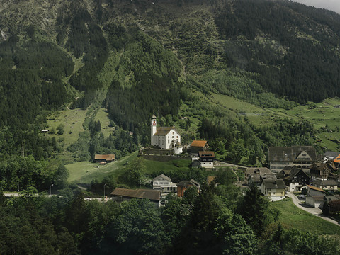 Un train panoramique sur la ligne historique du Gothard