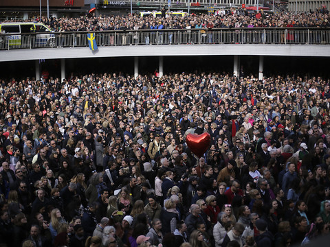 Des milliers de Suédois disent leur rejet du terrorisme
