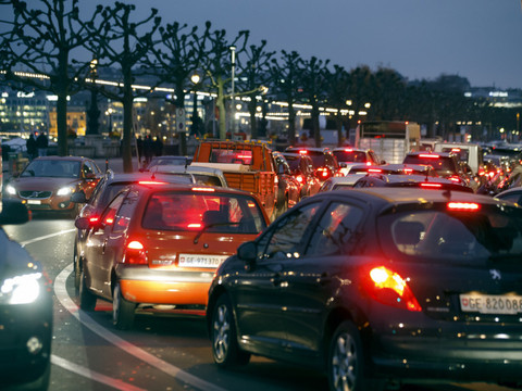 Moins de voitures par habitant dans les grandes villes