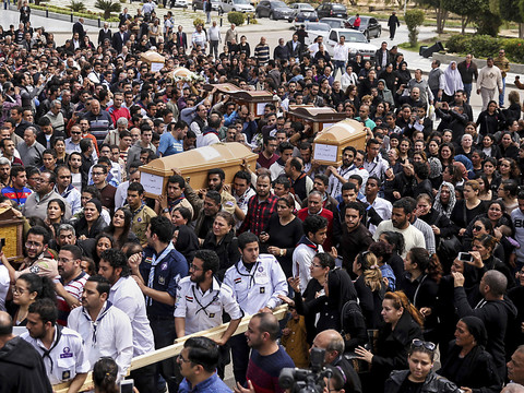 Etat d'urgence en Egypte qui enterre les victimes des attentats