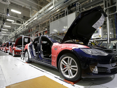 Tesla devient le premier constructeur américain en Bourse