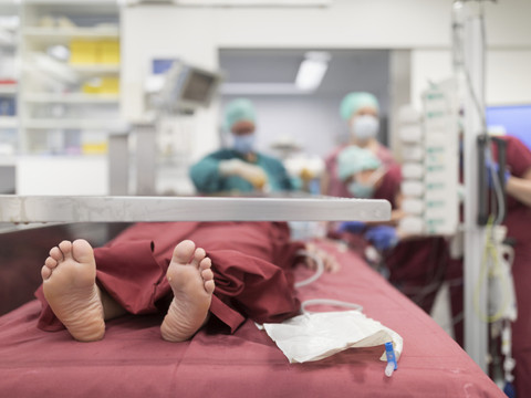 Un médecin-assistant sur deux travaille au-delà de la limite légale