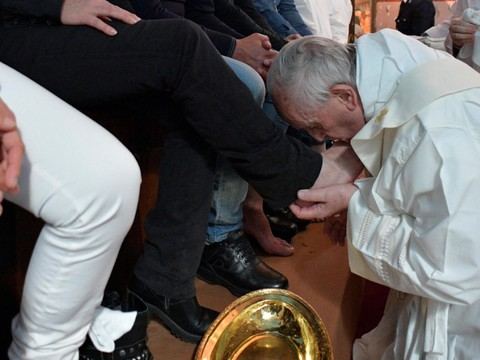 Pour le Jeudi saint, le pape lave les pieds de détenus repentis