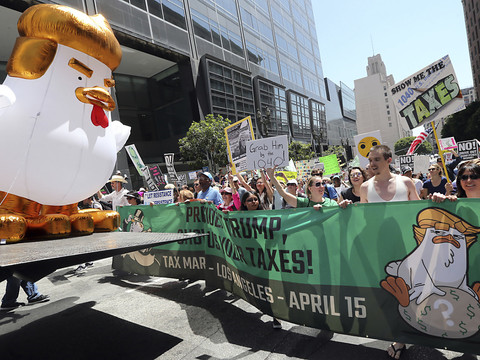 Manifestations pour appeler Trump à publier sa feuille d'impôts