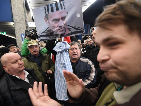 Accueil houleux pour Donald Tusk à Varsovie