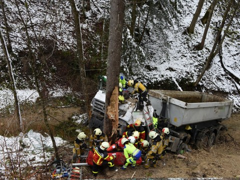 Un camion tombe dans un ravin près de Mühlrüti (SG)