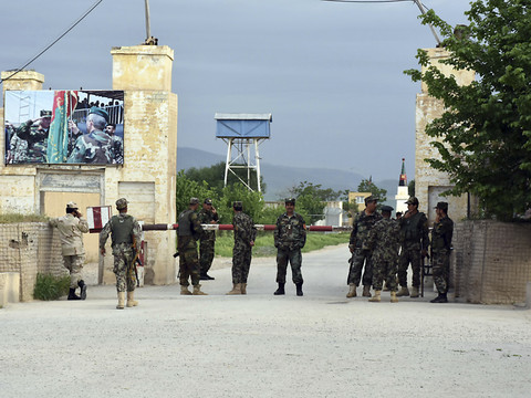 Au moins 140 morts dans l'attaque d'une base de l'armée afghane