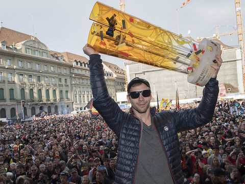 Entre 20'000 et 30'000 supporters fêtent le titre du CP Berne
