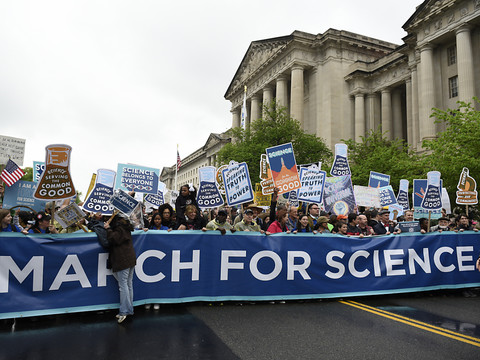 Les scientifiques se mobilisent à travers le monde contre les politiques de Trump