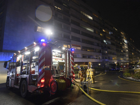 Un corps retrouvé dans un immeuble en feu à Payerne