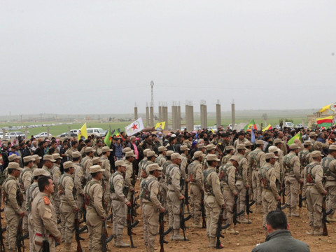 Une force arabo-kurde avance vers Raqa, capitale de l'EI en Syrie