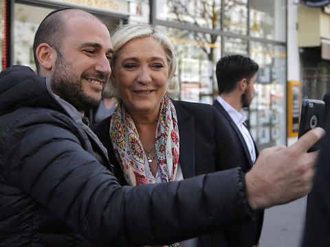 Afflux de soutiens pour Macron, retour sur le terrain pour Le Pen