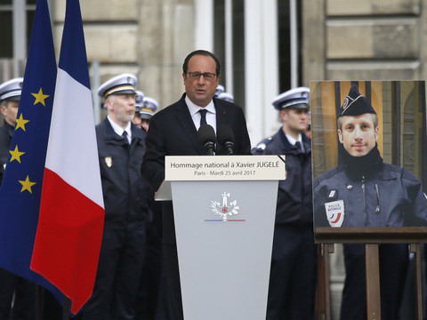 Hollande préside l'hommage au policier tué sur les Champs-Elysées