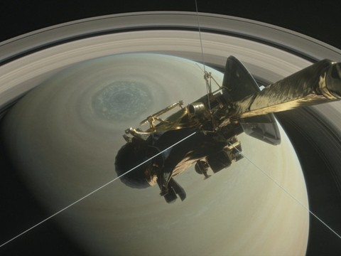 La sonde spatiale Cassini amorce son plongeon final sur Saturne