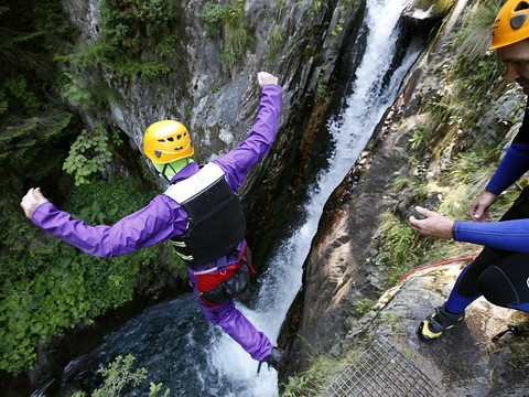 Deux hommes se tuent au Tessin en pratiquant le canyoning