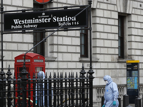 Opération antiterroriste à Londres, quatre arrestations, une femme blessée
